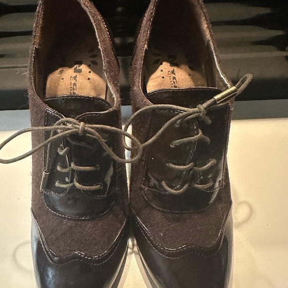 **3 for $15**Peter Nygard Brown Heeled Boots with Elegant Design - Picture 1 of 5